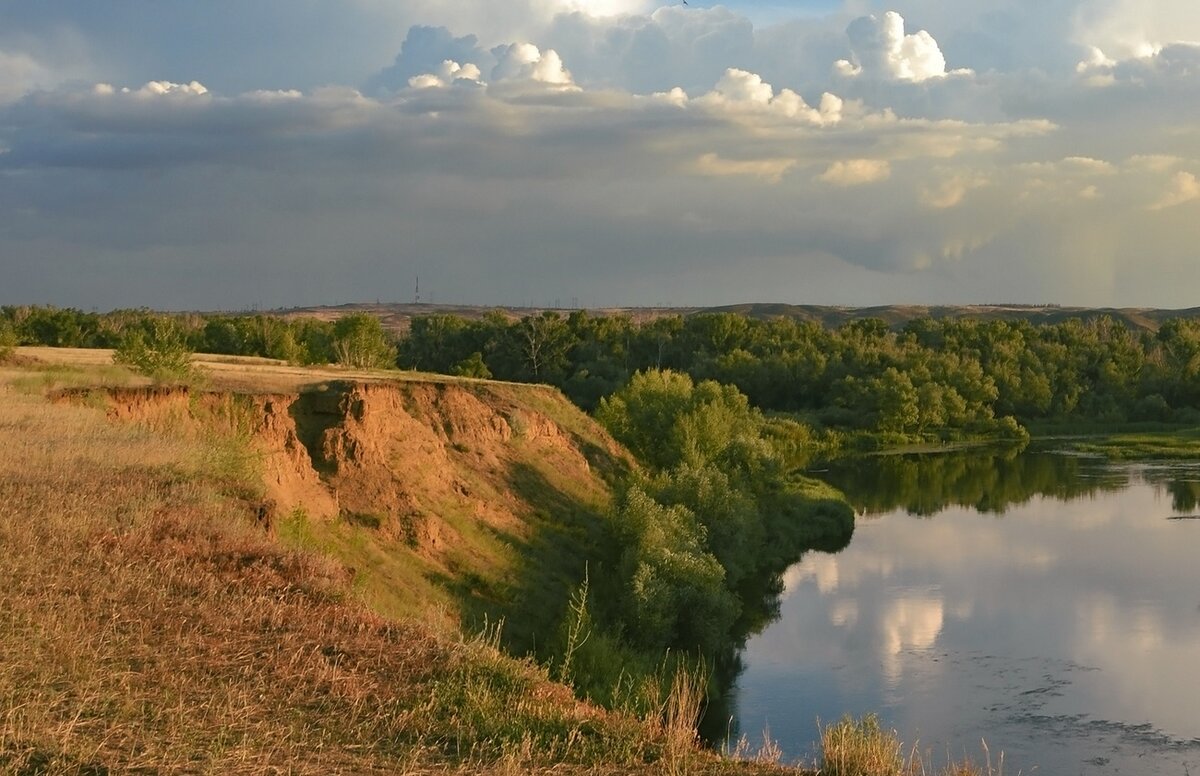 крутой берег реки