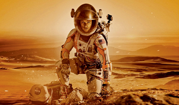 Видимо, действие фильма «Марсианин» происходит в достаточно далёком будущем, раз такой лёгкий скафандр там аж полтора года может защищать от жёсткой солнечной радиации