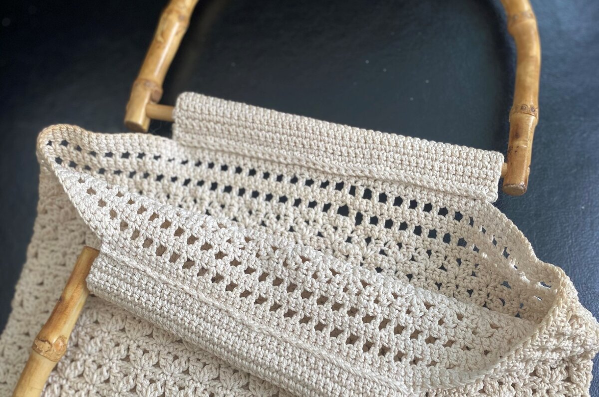 Для крепления ручек связаны два клапана и подшиты наглухо. При стирке ручки тоже купаются))