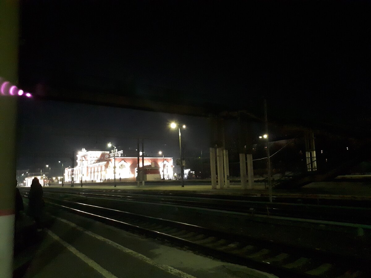 Вид на железнодорожный вокзал с платформы в одном из городов по пути следования