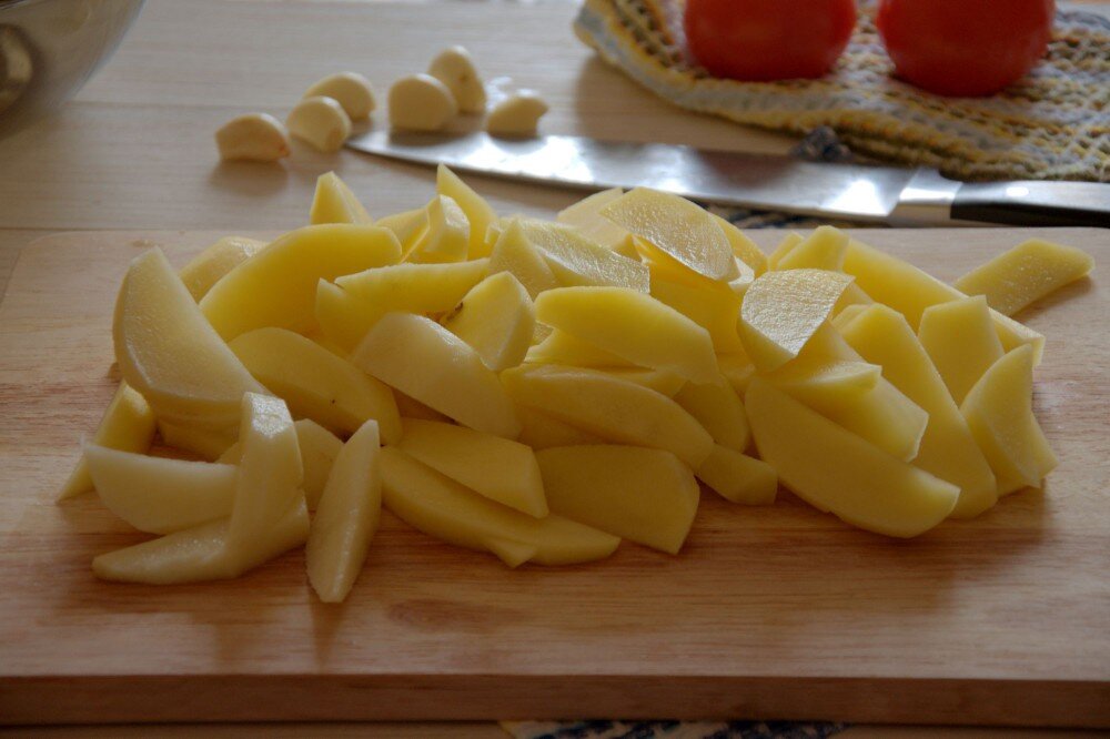 Нарезаем  картошку ломтиками, и кладем в сковороду. И не забудьте масло! Выключать в зависимости от готовности.