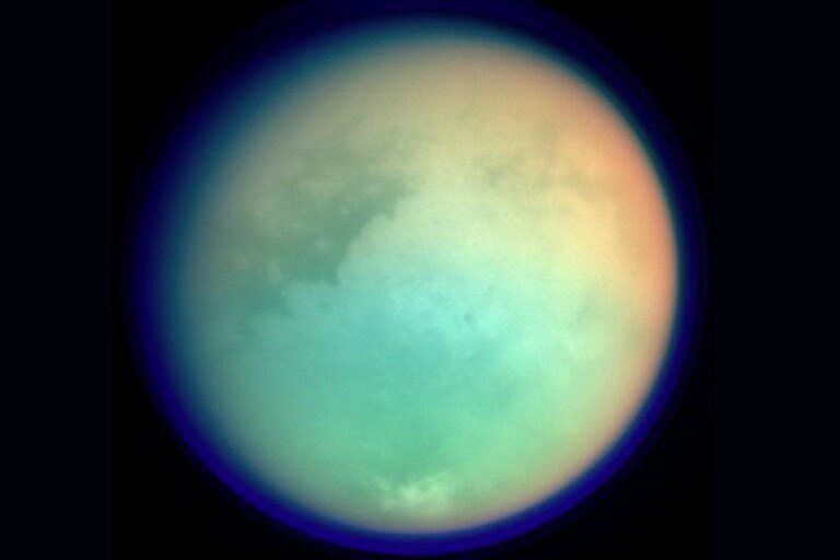 Вид на самый большой спутник Сатурна, Титан, окруженный плотной атмосферой. © NASA/ESA 