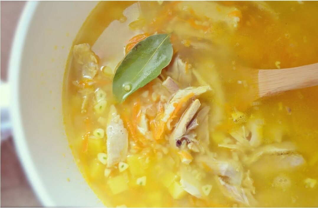 Лавровый лист в тарелке супа.