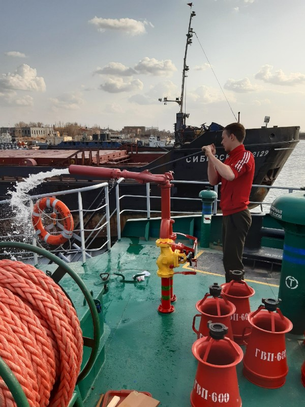 Танкер "Волгонефть-256",Астрахань, март 2021г. Проверка лафетного ствола на исправность.Фото Павел Нургалиев, Самарский филиал ВГУВТ