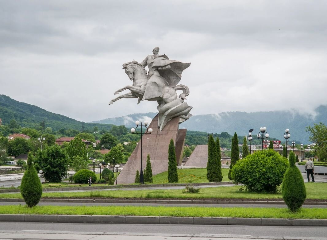 Памятник плиеву во владикавказе фото