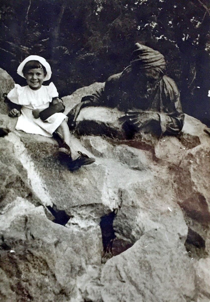 Маленькая Маша Петрова в Мисхорском парке. 1950-е гг.