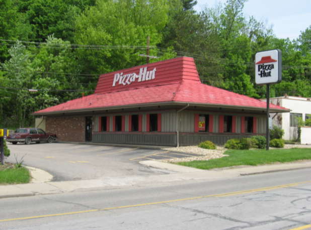 Интерьер пиццерии "Pizza Hut" образца девяностых годов