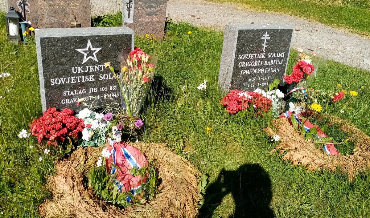 Фото автора. Новые памятники, фото сделано 1 июня, венки немного завяли, а цветов стало больше. Неизвестный Советский солдат и Советский солдат.