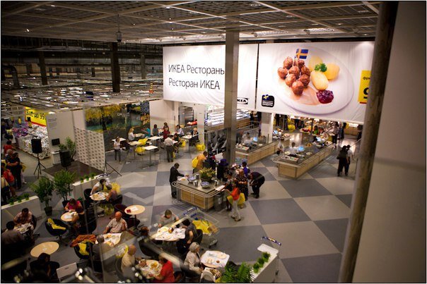 Никто не стоит с подносом "над душой" и не ищет свободный столик