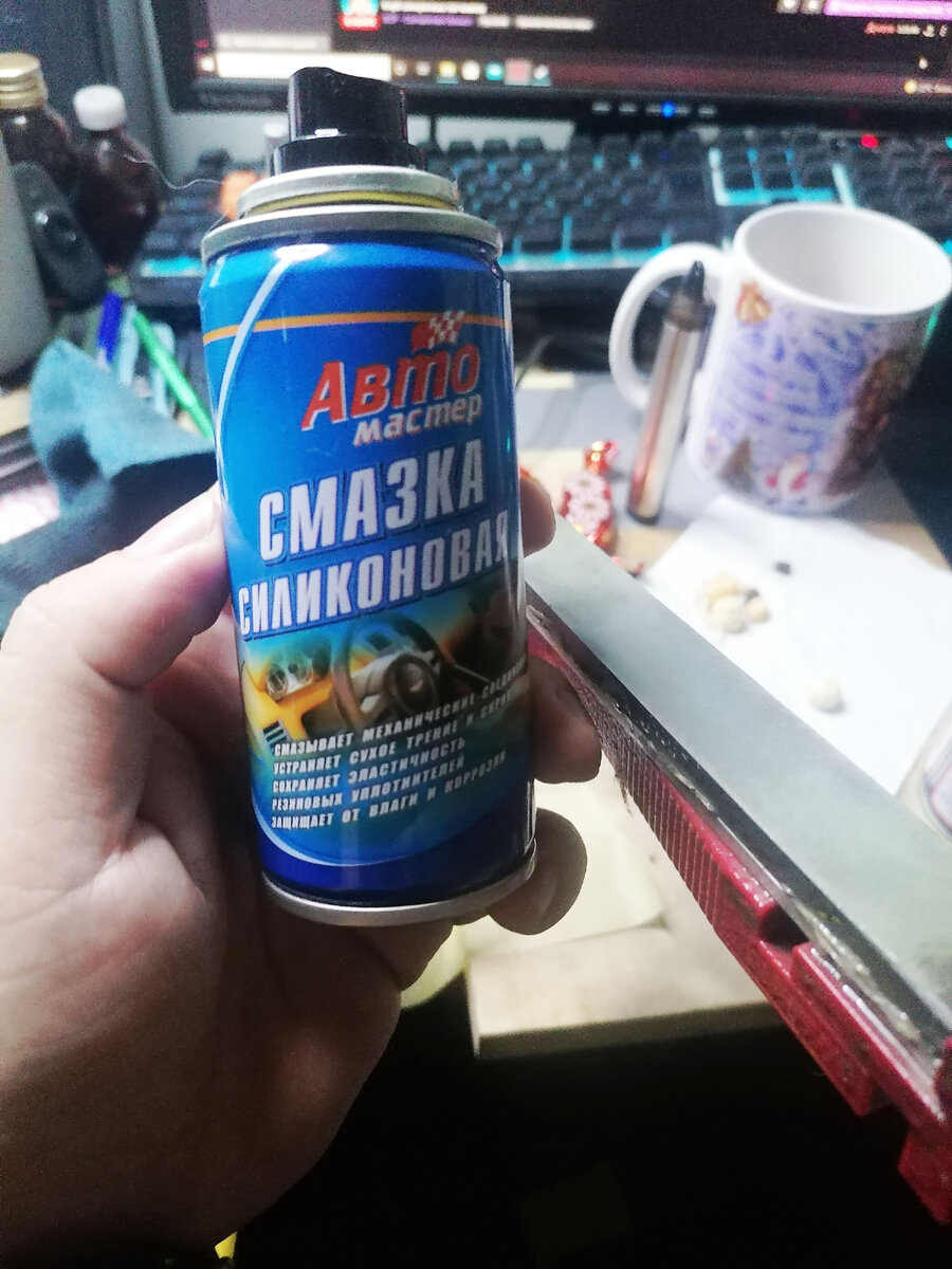 простая силиконовая смазка вполне неплохо себя показала