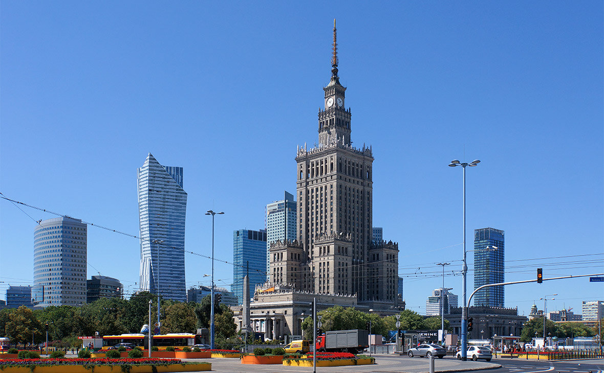 Легендарная "сталинская" высотка. Неимоверно раздражает местных   патриотов, поскольку видна с любой точки Варшавы. Но снести её не позволяет дефицит бюджета.