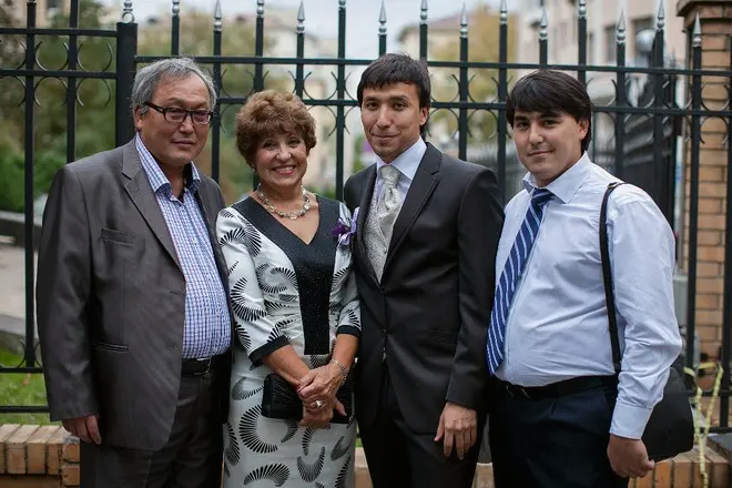 Дмитрий Абзалов с родителями и братом