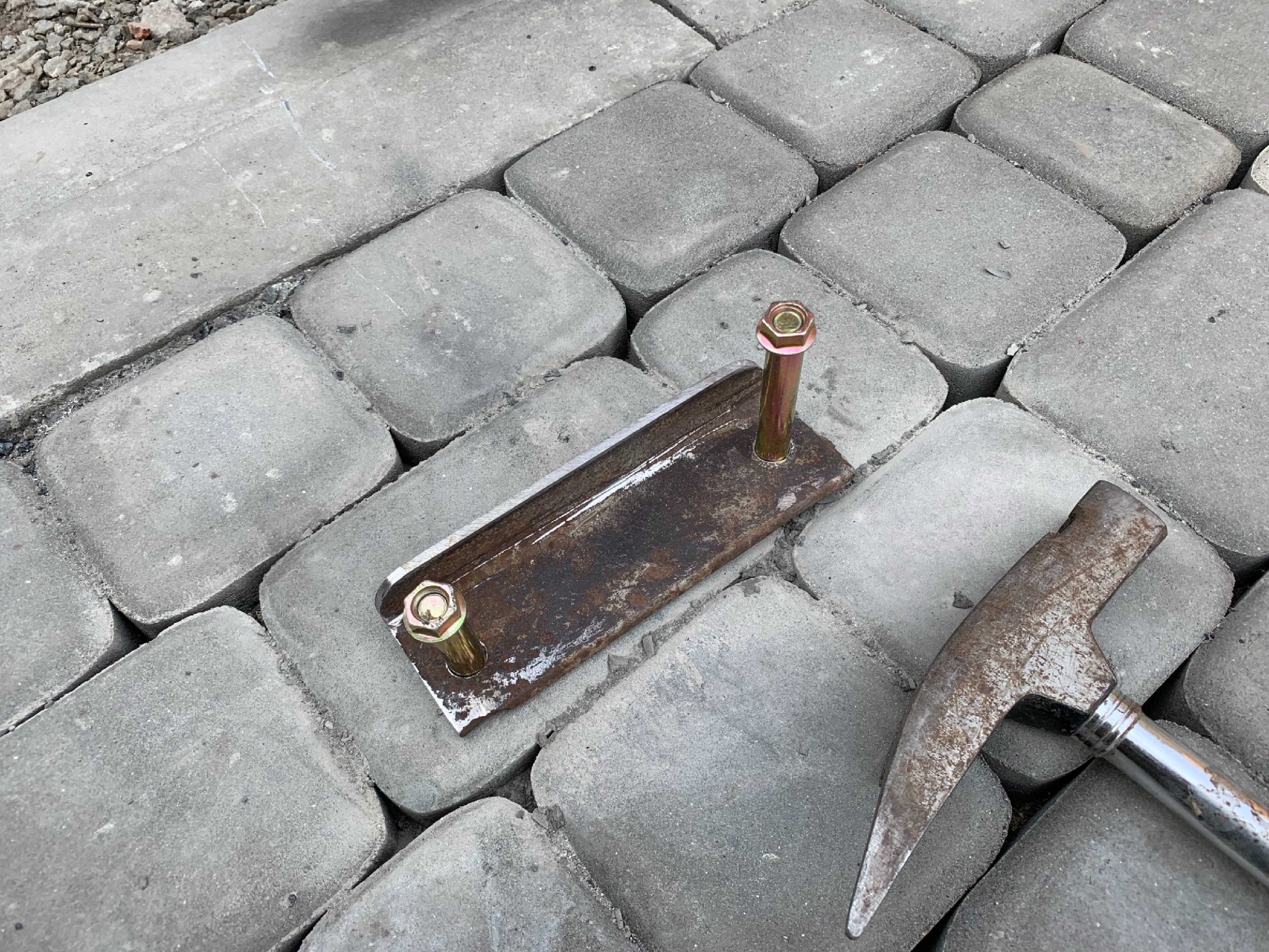 Зачем под засовы делать отверстия, которые постоянно забиваются грязью? Нашел решение лучше (фото)3