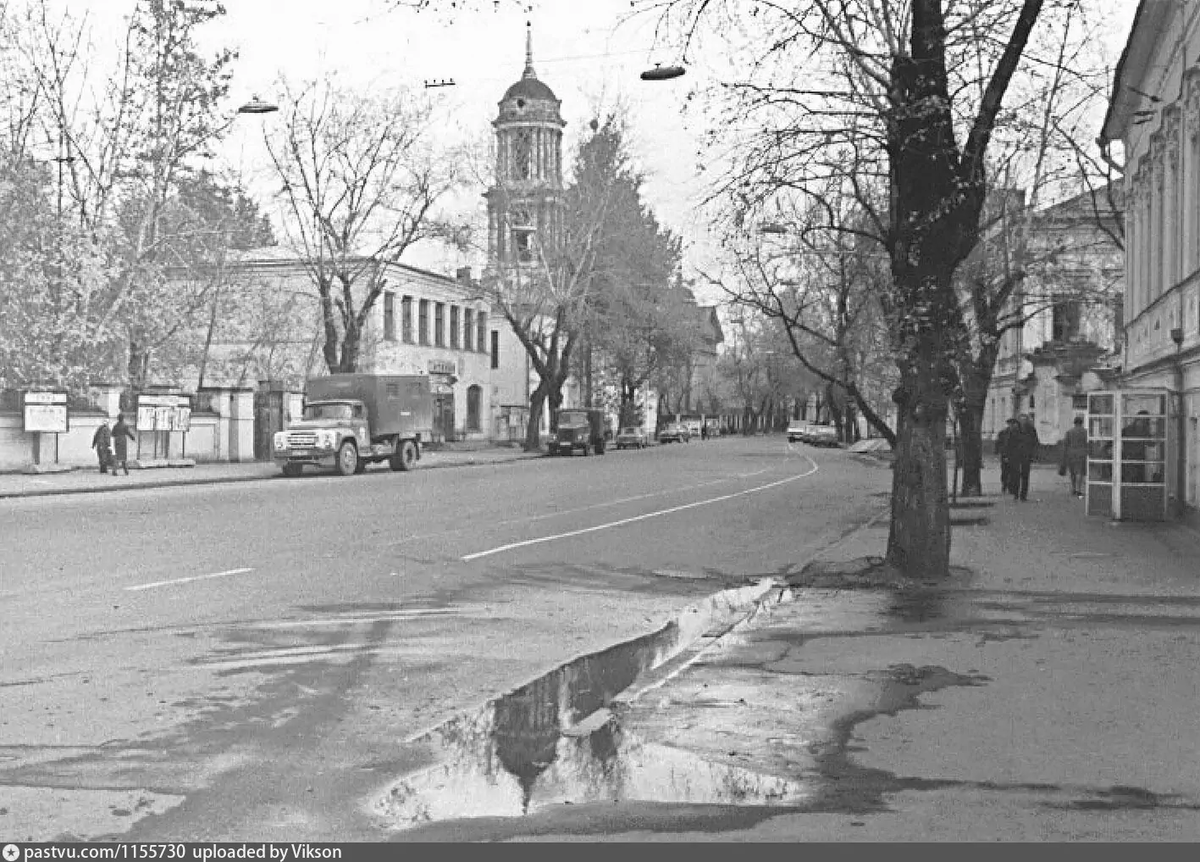 Вид на Большую Коммунистическую от дома 6, 1981 – 1985 г. Источник https://pastvu.com/p/1155730.