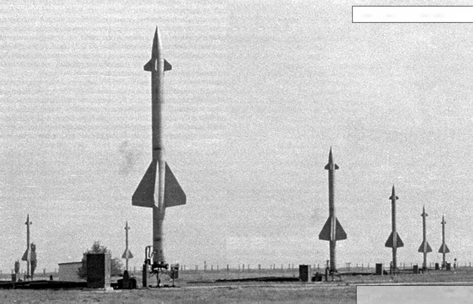 Ракеты системы С 25 на стартовых столах. Фото из открытых источников. 