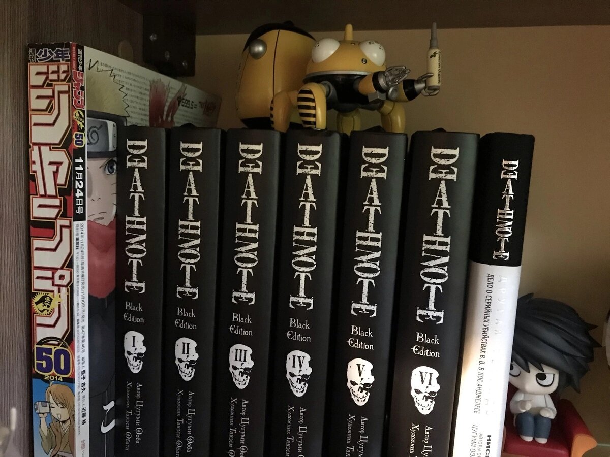 Во-первых, ненавистная многим система Поливанова в духе «синоби Саске Утиха с сяринганом». Даже удивительно, что издателям настолько все равно, ведь есть же вариант собраться, призвать японистов, филологов и лингвистов и разработать/доработать транскрипцию. Да, это официальный вариант, и что с того? Может, ошибки в математике и физике тоже исправлять не будем? Но тратить время и деньги, когда мангу и так разбирают как горячие пирожки, требуя продолжения банкета, никто не будет. Подумаешь, ортодоксы побухтят немного. Причем хватает сектантов, защищающих издательства в спорах по этому вопросу. Забавляет и позиция той же «Азбуки»: мол, пишется так, а читайте уж как хотите. В русском языке есть такие примеры, вот только подмена происходит нативно, мы привыкли к этому с детства, а в случае с японским плохо знакомый с сабжем человек просто не знает правильного произношения. Да и просто раздражает, как и отказ от суффиксов и ущербная попытка их замены. 
 
Во-вторых, у нас мангу зачастую издают в омнибусах по два-три тома, что позволяет ускорить процесс и снизить цену. В-третьих, выпускают ее в более привычном в России твердом переплете с суперобложкой. Все же у нас, в отличие от США или Японии, не принято использовать в основном мягкий, приберегая твердую обложку для более дорогих изданий. Конечно, что-то в классических танкобонах есть, и омнибусы - скорее вынужденная мера (в других странах так зачастую выпускают разве что совсем длинные серии, причем уже во втором издании). Зато в плане переплета наши книги надежнее и долговечнее. Обычные издания чаще всего печатают в России, а вот более премиальные - уже в Латвии, как и в случае с прочей печатной продукцией. 
 
Итак, чем можно заставить полку-другую? Сразу отмечу, что подавляющее большинство серий пока еще в процессе выпуска, и процесс этот может затянуться на годы.