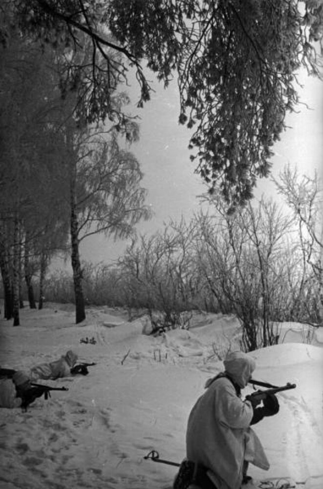 Три разведчика в масхалатах. Автор: Г. Петрусов. Источник: russiainphoto.ru. Фотография использована в качестве иллюстрации.