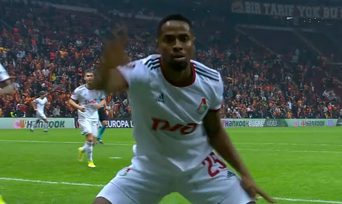 Вот такими необычными движениями отпраздновал свой гол Франсуа Камано 