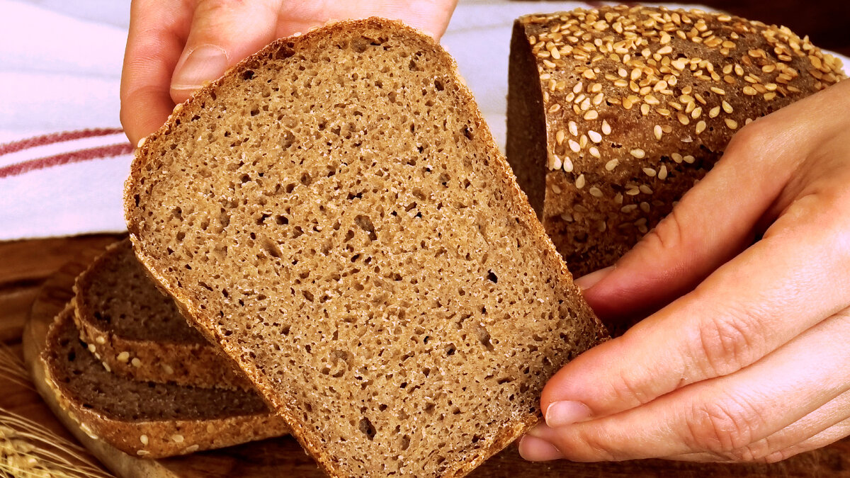 Рецепт пшенично ржаного хлеба в домашних условиях. Хлебопечка хлеб на закваске. Литовский хлеб с тмином. Хлебный дом ржаной. Закваска для хлеба короткое видео.