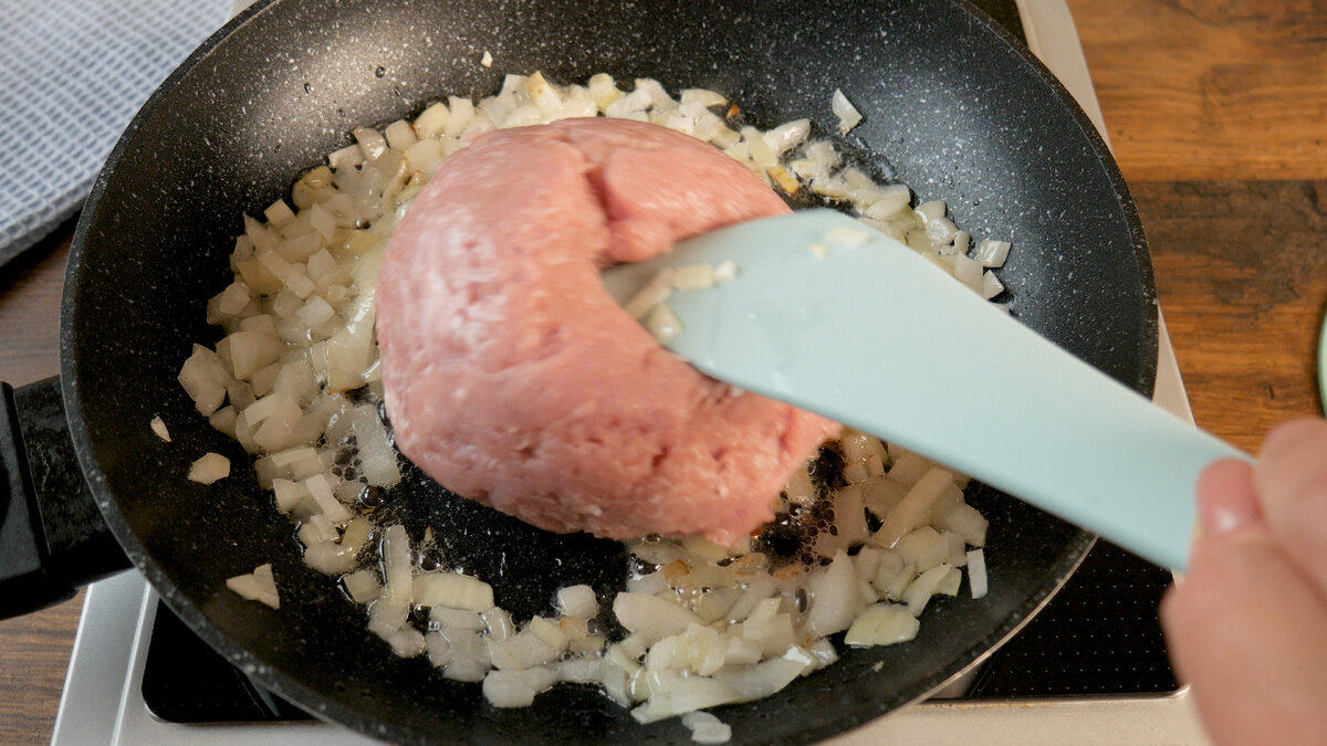 У меня фарш смешанный курино-свиной 50/50. Но это не обязательно. Вы можете взять любой, который больше любите. 