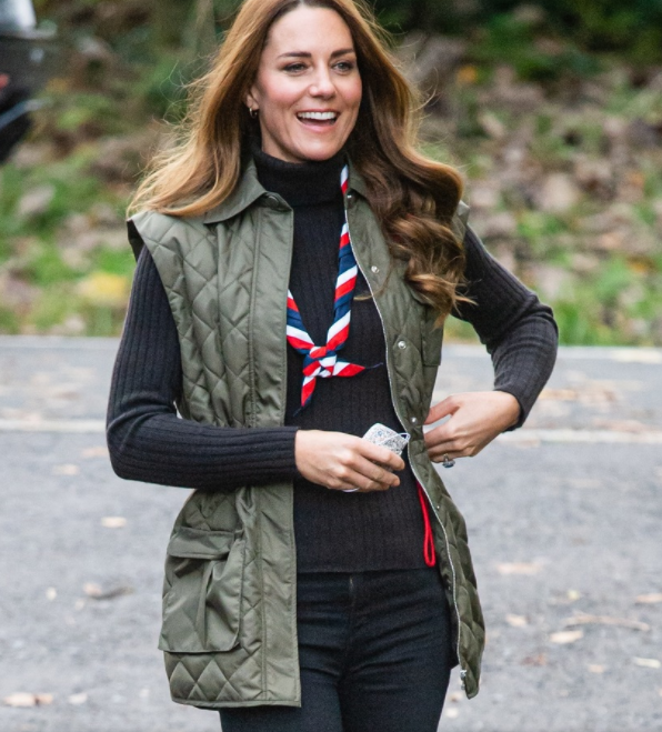 Недавно герцогиня Кейт обрадовалась сочетанию простой черной водолазки с жилетом цвета хаки  