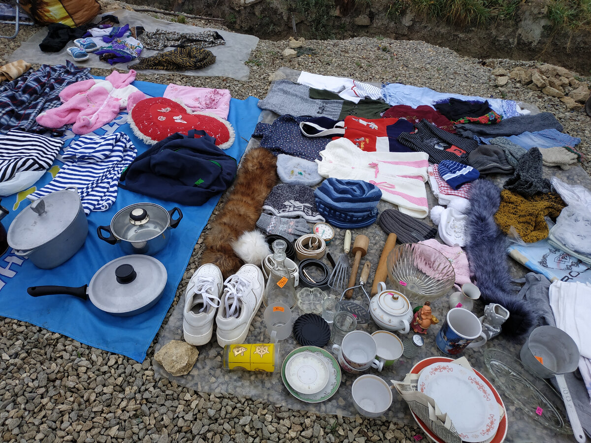 Типичные прилавки на нашем блошином рынке - набор обычных, повседневных предметов. Ни антиквариата, ни раритетов, зато всё дешево и может пригодится в хозяйстве