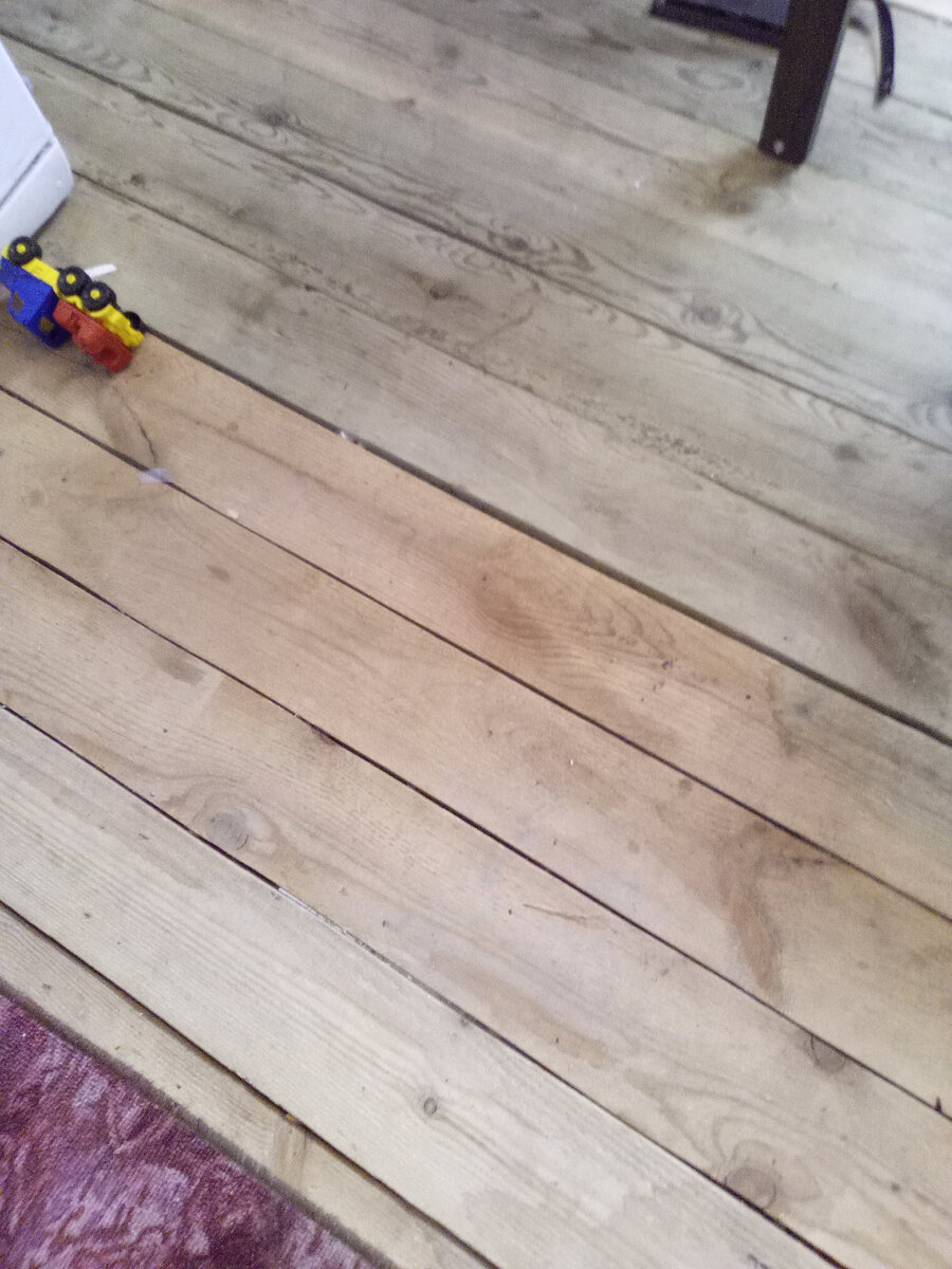 На пол стелили доски сырыми, так как всё делалось максимально быстро и дёшево.