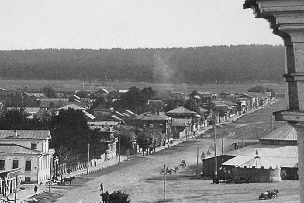 Так выглядела Дровяная площадь, на которой решили построить театр, в начале XX века. Справа хорошо видно деревянное здание цирка. А где-то в районе современной улицы Восточной... город уже заканчивался! Фотография из открытых источников