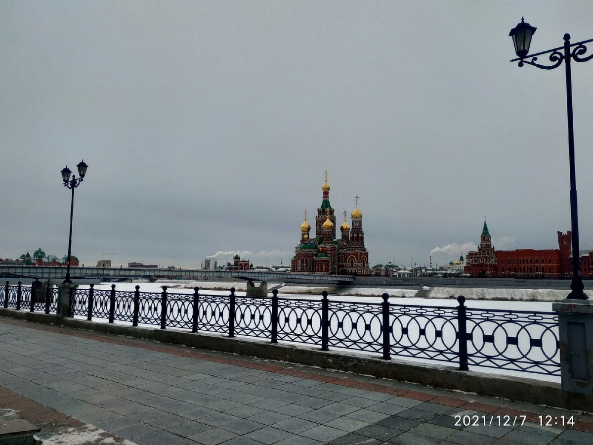 Девушка гуляет в городе. Уходящий человек. Если хочешь быстро иди один. Если хочешь идти быстро иди один если хочешь. В москву идти далеко.