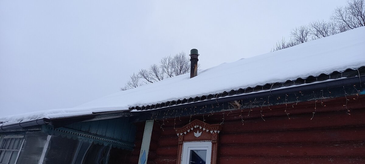 На самом деле, когда разобрали печку с боровом, побоялись снимать трубу, чтобы не повредить крышу. Уж очень прочно она была закреплена. А решение, чтобы в неё не попадали осадки, нашлось в хлеву - обычная кастрюля. Просто и эффективно.  