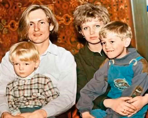 Челобанов с женой и сыновьями. Фото: teleprogramma.pro