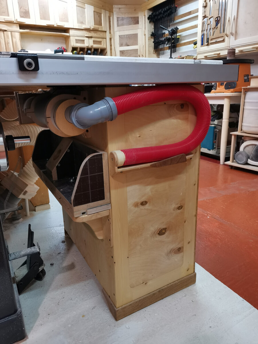 Выдвижная труба со шлангом-аспирация параллельного упора, который как раз отдыхает ниже на полочке.