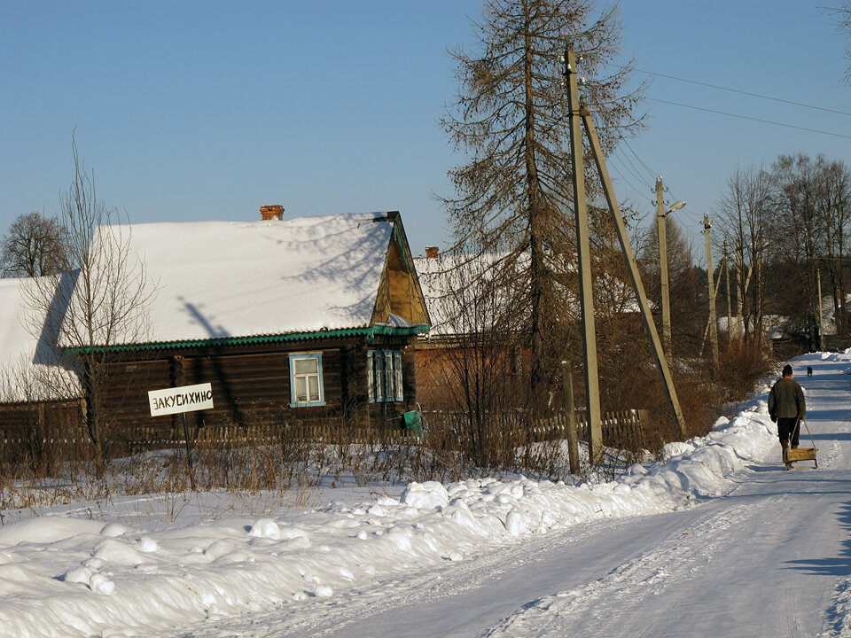 При въезде в деревню.