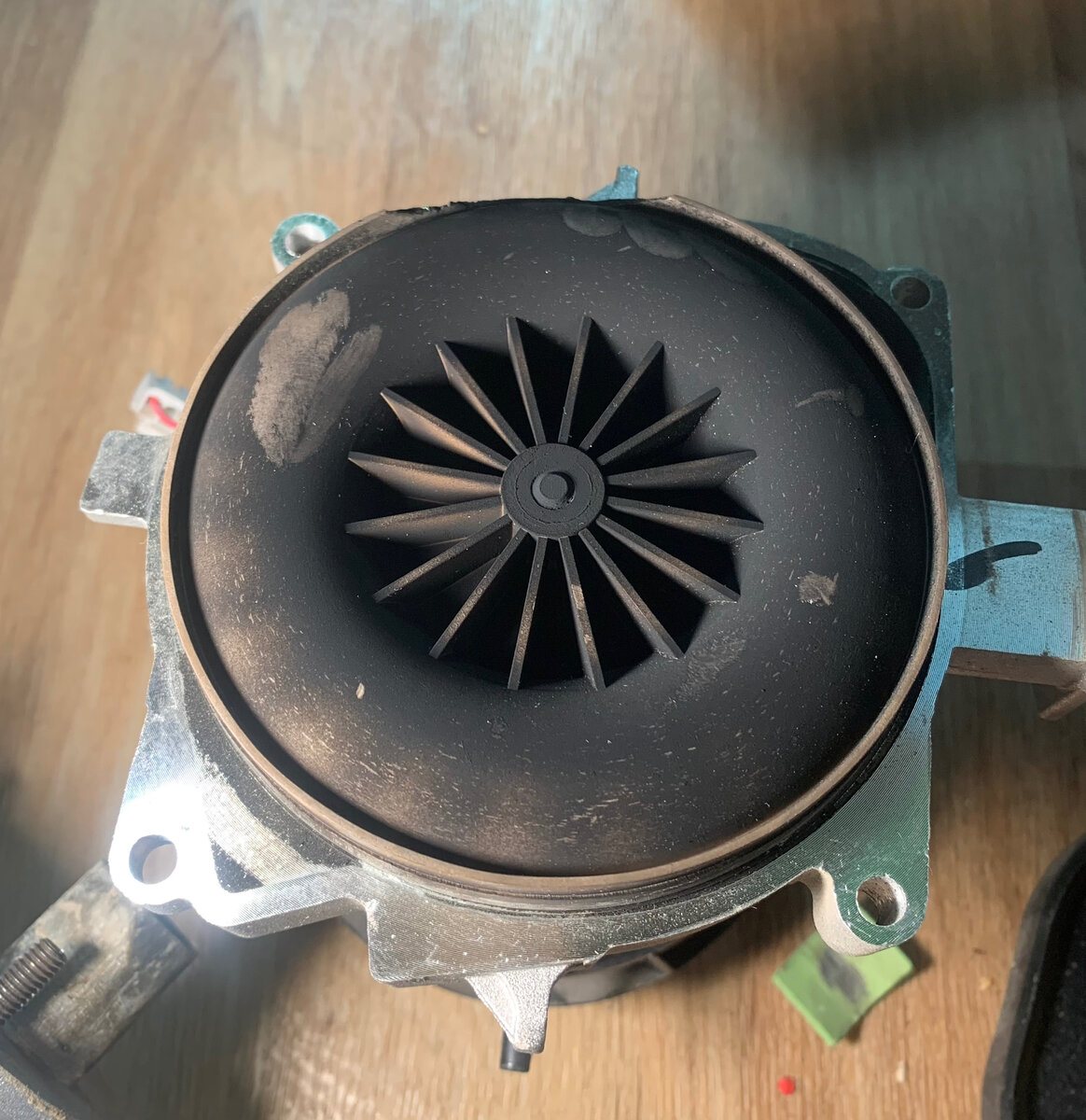 У меня крыльчатка в копоти. Так быть не должно. Где-то что-то травит.