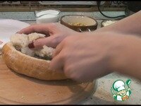     У хлеба срезаем верхушку, это будет крышка и вынимаем мякиш.