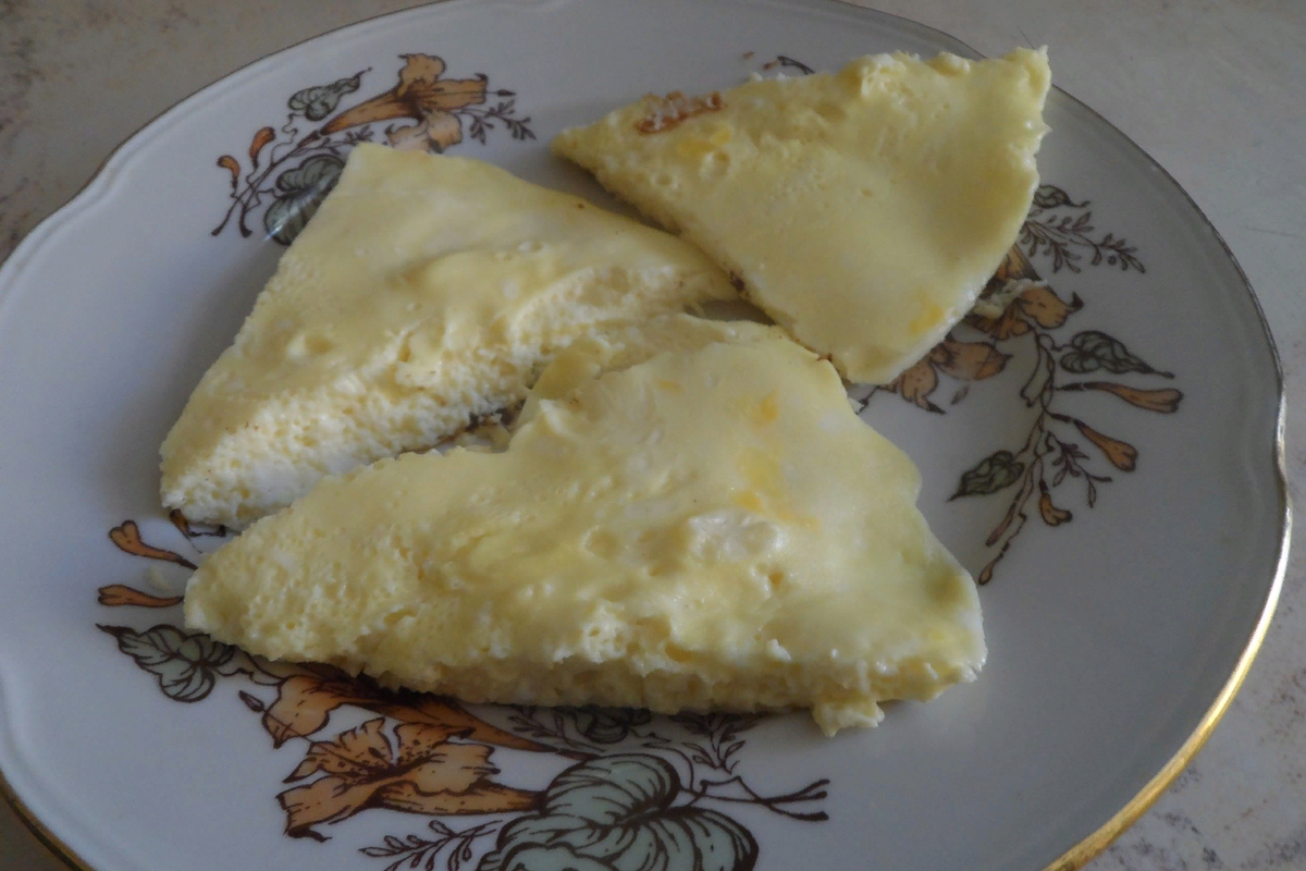 Не для кого не серет, как приготовить омлет, а вот как приготовить вкусный омлет, я вам подскажу. Разбиваем 6 яиц, подсаливаем по вкусу, размешиваем миксером в течении 1-2 минут, так чтобы образовалась пена. Берём пол луковицы, нарезаем мелко и добавляем в ёмкость со взбитыми яйцами, туда же добавляем тёртый сыр, грамм 50 и стакан натурального молока. Всё размешиваем и выливаем полученную массу  в промасленную предварительно сковороду, варим под крышкой на слабом огне примерно 5 минут. В завершении в слегка подостывший омлет можно добавить мелко нарезанную зелень. Это так вкусно, просто даже не передать. Понравится всем! Рецепт от Светланы Вайвод, лидера и автора песен группы "Навстречу Солнцу"