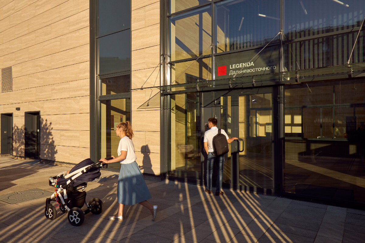 Ну и, конечно, прозрачные входные группы — сегодня это must have для качественного жилья. Это позволяет видеть, какая погода на улице: возможно, пока вы спускались на лифте, начался дождь, и стоит отложить прогулку и переждать его. Если через стеклянные двери вы увидите подозрительных людей в холле или, наоборот, во дворе, то сможете быстро сообщить о своих опасениях в службу охраны. Это, к слову, еще одно непременное слагаемое современной безопасности: старушки-консьержки не смогут защитить вас от серьезной опасности, ЖК должен быть под контролем охранной фирмы.