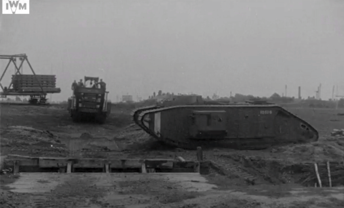 Royal Engeneers Tank. Mark V** 10516 без навесок в ходе демонстрации возможностей инженерного корпуса, на заднем фоне Royal Engeneers Tank. Mark V** Мостоукладик 