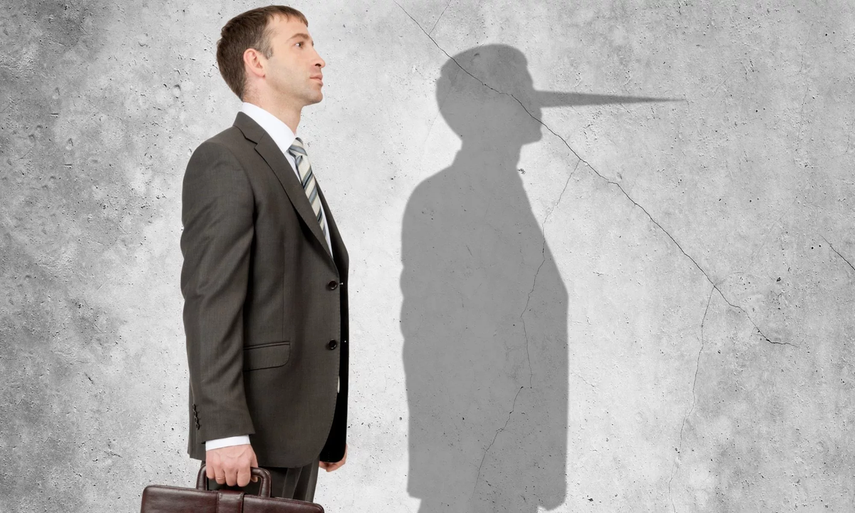 обманывает сотрудник. человек без денег. нечестный бизнесмен. лживые люди. хитрый бизнесмен.