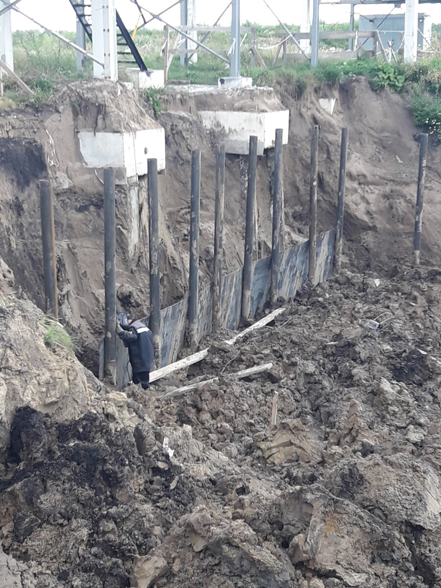 Сварка листов между собой для укрепления конструкции и приварка к сваям.