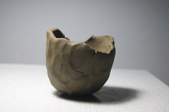 Работаю, вытягивая работу из цельного куска глины, формируя равномерные, по толщине, стенки.