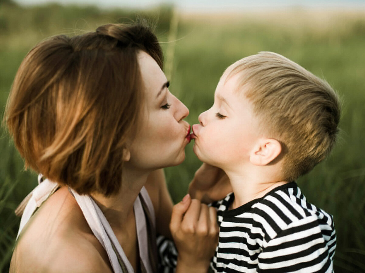 Можно ли родителям целовать детей? Как не пересечь границу дозволенного