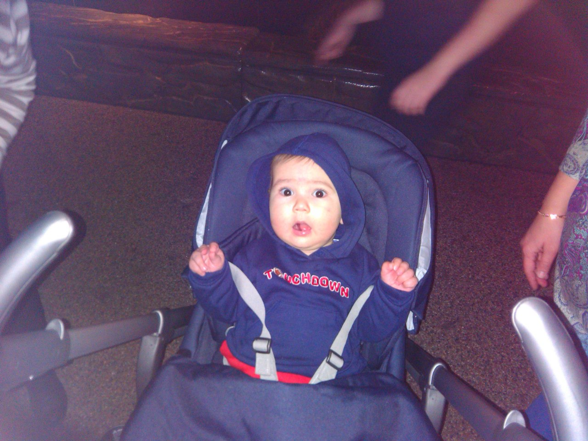 Племянник (8 мес) в удивлении смотрит на больших рыб в океанариуме 🤣 Проплывающего ската увидел - "Что ты такое???"