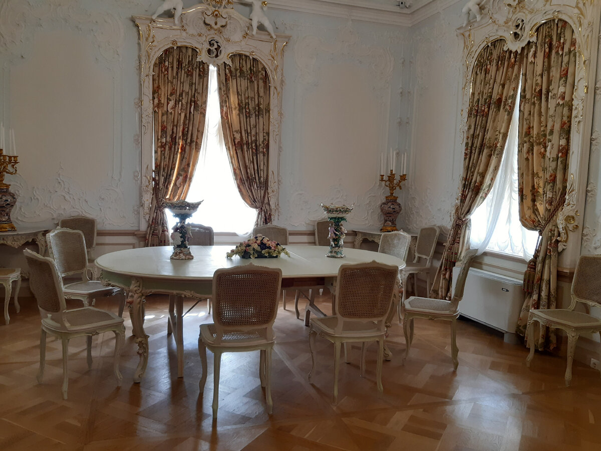 Столовая, мебель подлинная 19 века