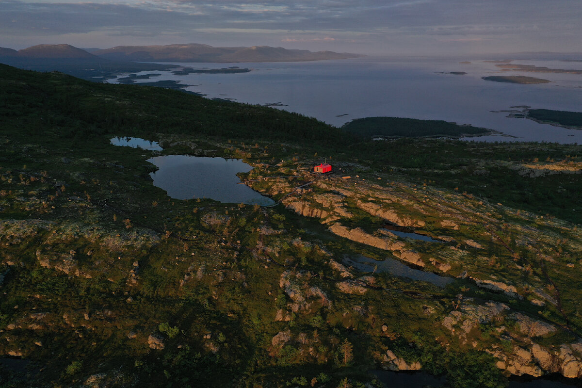 ДубльДом-Кандалакша - это туристический приют для любителей хайкинга и скитура. Приют расположен на сопке, откуда открываются панорамы на залив Белого моря и уникальную северную природу.