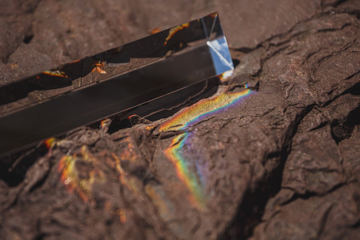    Призма и радуга преломлённого света / Фото: unsplash.com