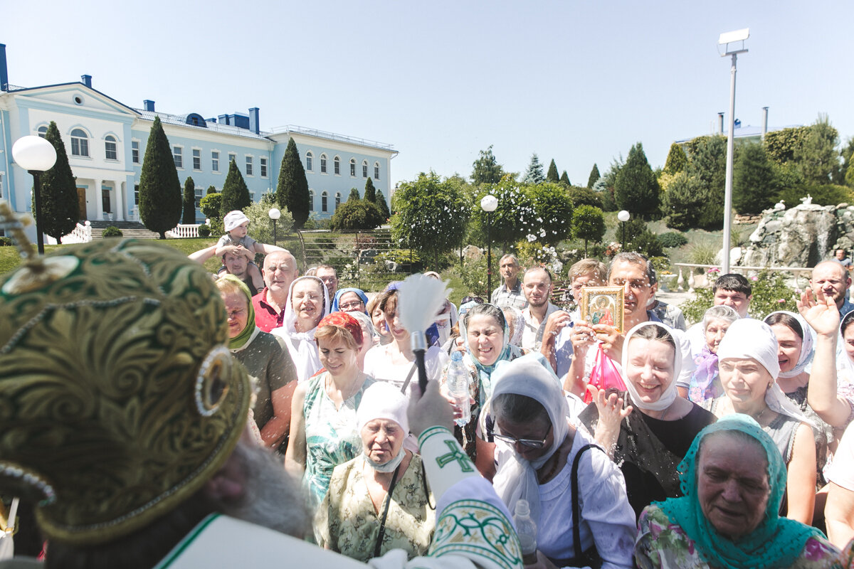 Св. Феофан затворник: «Дух Святый и пребывает в Церкви, совершая в каждом человеке верующем дело Христово». В День Святого Духа в Ростове-на-Дону. Источник: https://rostoveparhia.ru/arkhipastyr/novosti-sobytija/v-den-svyatogo-dukha-glava-donskoy-mitropolii-sovershil-bozhestvennuyu-liturgiyu-v-troitskom-khrame-11/