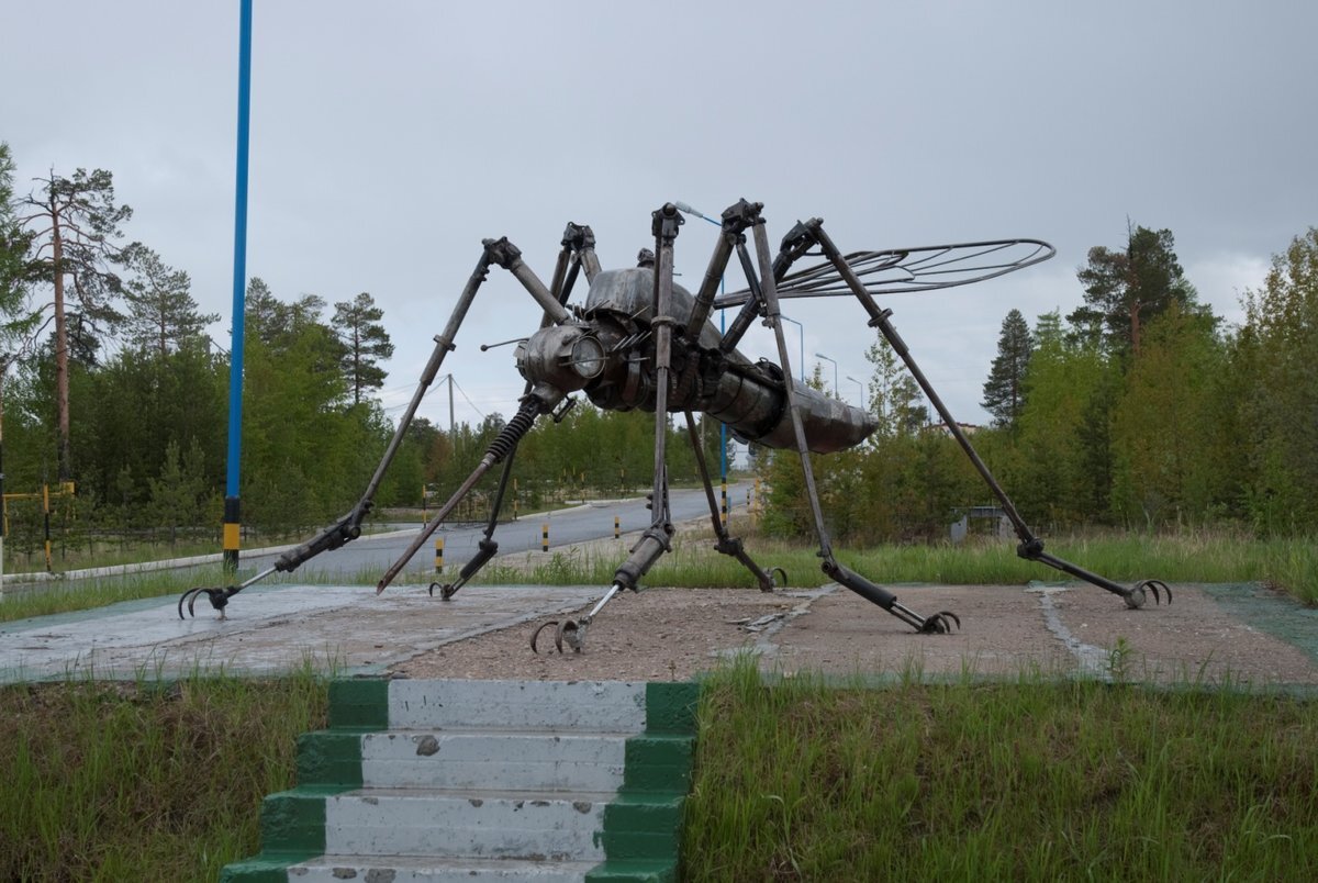 Комар болото. Памятник комару в Ноябрьске. Карельские комары. Комары в Карелии. Памятник комару в Карелии.