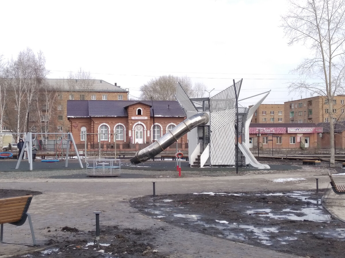 Дорогие детские комплексы в сквере, которые пользуются небольшим спросом