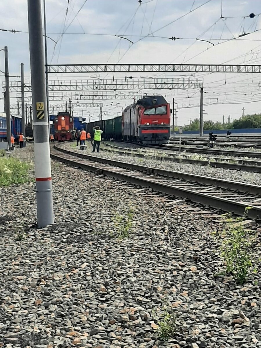     Вначале два вагона с углем сошли с путей. Фото: предоставлено очевидцем.